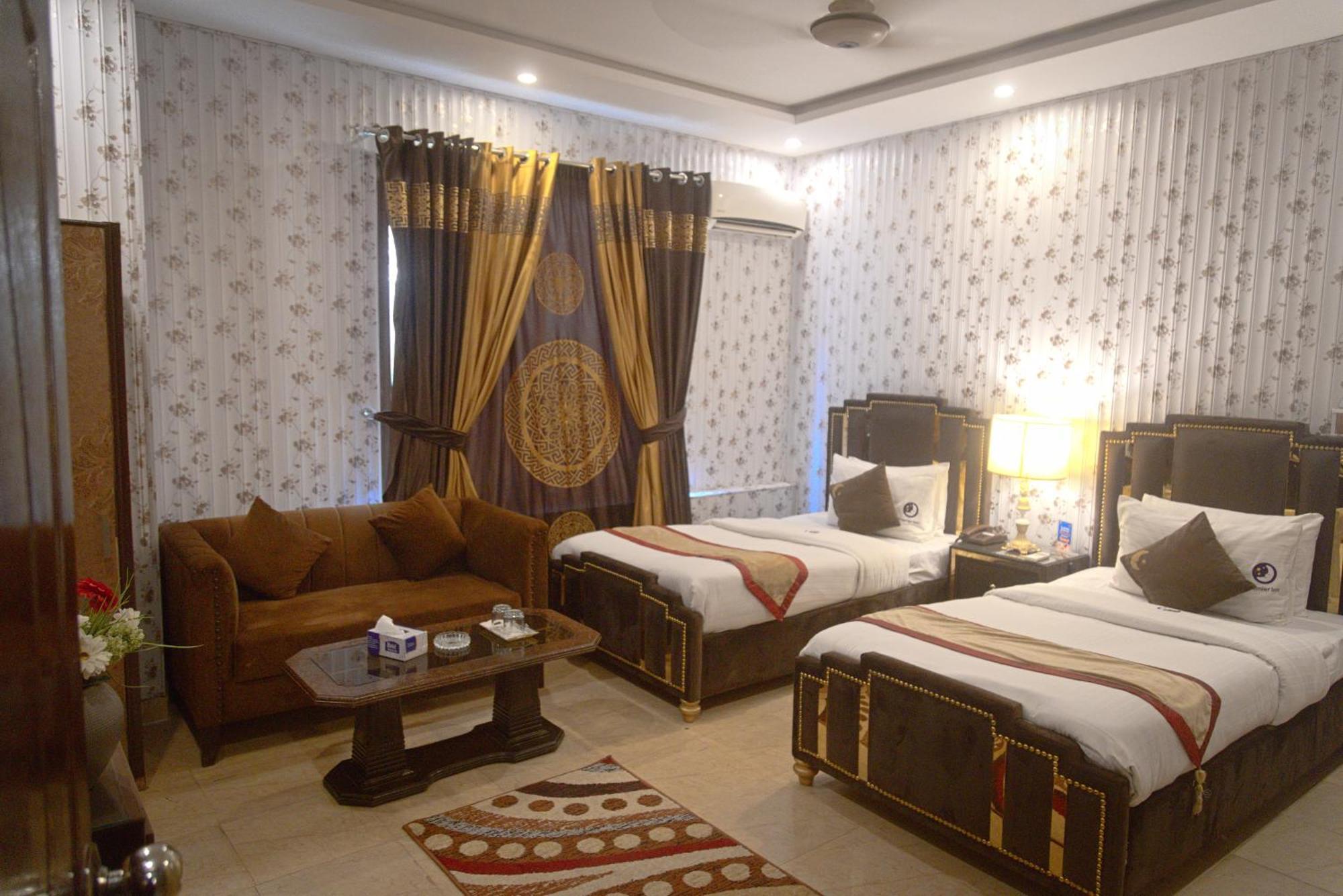 Premier Inn Johar Town Lahor Dış mekan fotoğraf